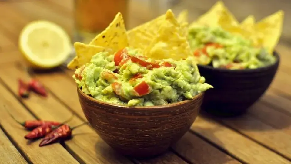 Guacamole con totopos