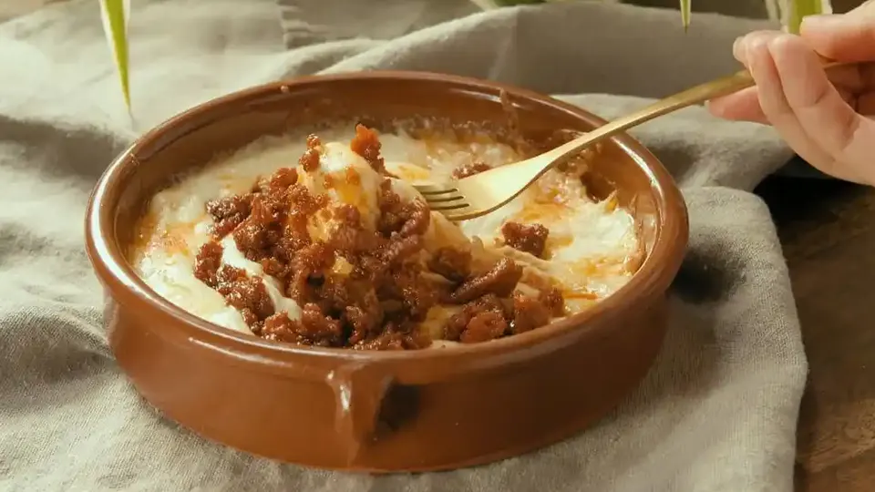 Queso fundido con chorizo